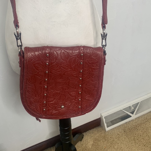 Gun Tote’n Mamas red leather crossbody bag w/ studs. Gun holder missing MCB4525A - Picture 15 of 16